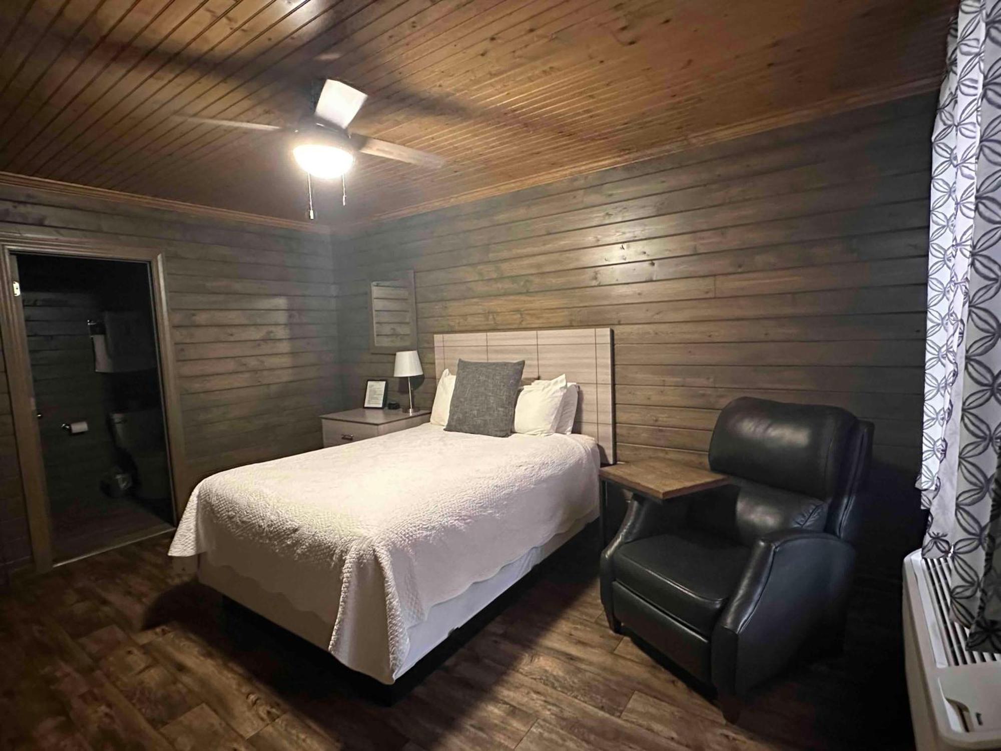 Turn On Inn Lake Village Bilik gambar