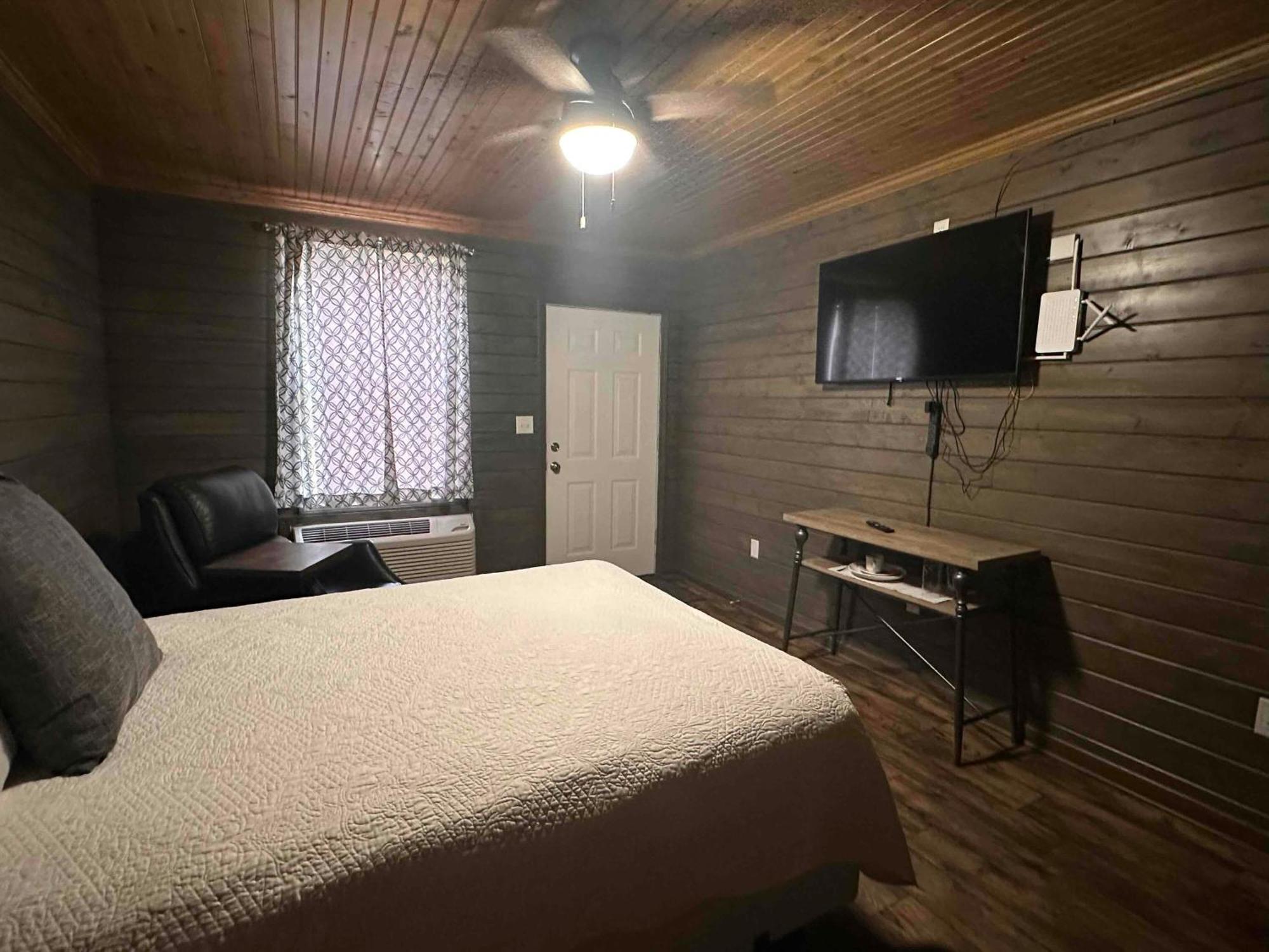 Turn On Inn Lake Village Bilik gambar